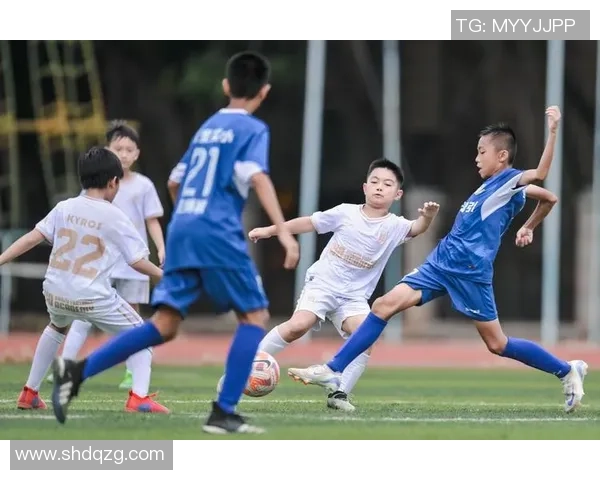 球星赛前高强度足球训练全景揭秘展现力量技巧与团队协作魅力