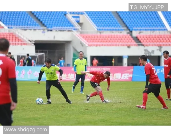 两位足球巨星背影合照展现默契与荣耀的瞬间